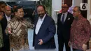 Kedatangan Surya Paloh disambut langsung Prabowo Subianto di teras kediamannya. (Liputan6.com/Herman Zakharia)