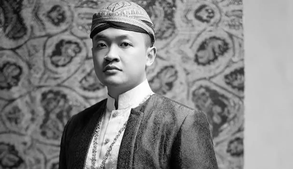 Guinandra gagah dalam balutan beskap dan blangkon. (Instagram/putritanjung).