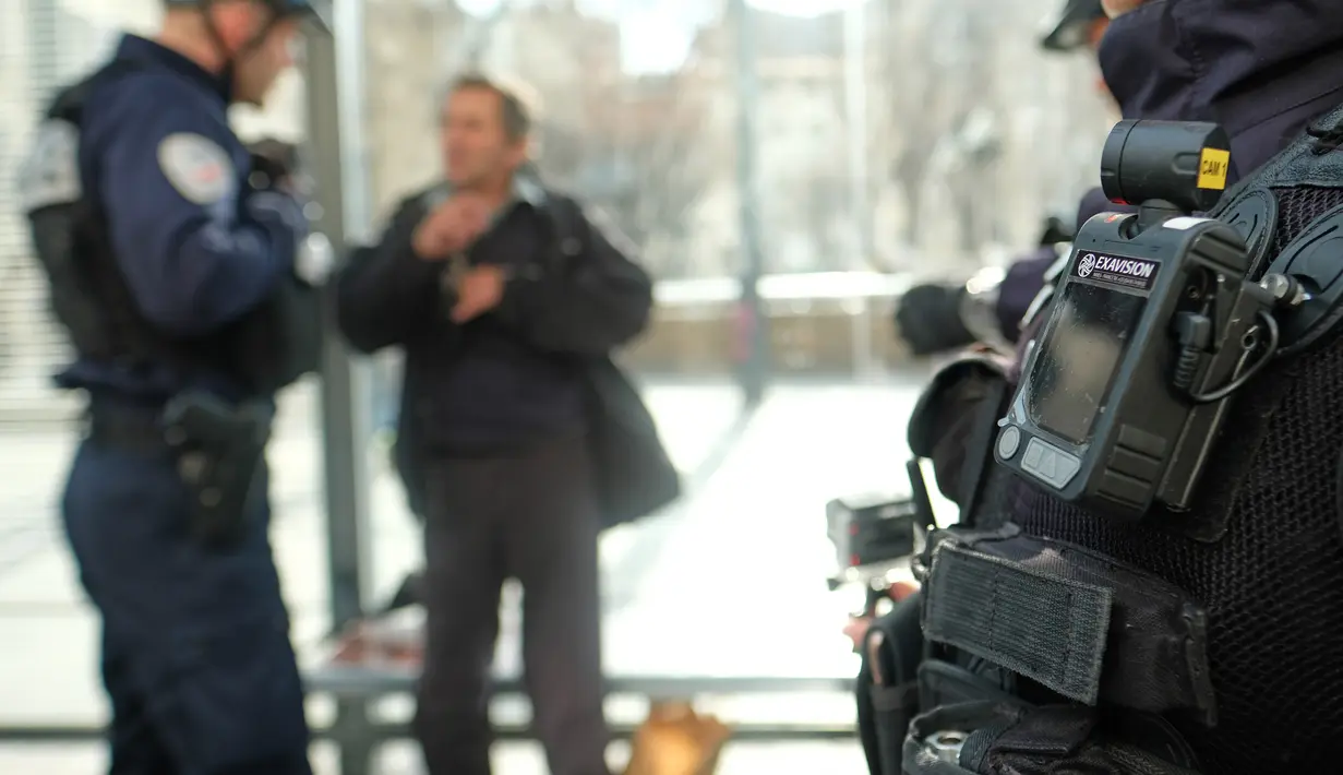Sebuah kamera tubuh melekat pada dada seorang anggota kepolisian di Marseille, Prancis, 15 Februari 2017. Penggunaan kamera tubuh kepada para anggota polisi setiap sedang berpatroli ini dilakukan untuk menekan angka kriminalitas. (BORIS HORVAT/AFP)