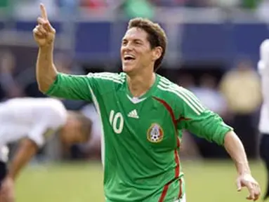 Kegembiraan striker Meksiko, Guillermo Franco setelah menjebol gawang AS di final CONCACAF Gold Cup yang berlangsung di Giants Stadium, East Rutherford, New Jersey, 26 Juli 2009. Meksiko unggul 5-0. AFP PHOTO/DON EMMERT 