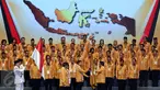 Ketua Dewan Pembina Partai Hanura, Wiranto memberikan Panji Hanura kepada Ketua Umum Partai Hanura, Oesman Sapta saat acara Pelantikan Dewan Pimpinan Pusat Partai Hanura di, Bogor, Rabu (22/02). (Liputan6.com/Johan Tallo)