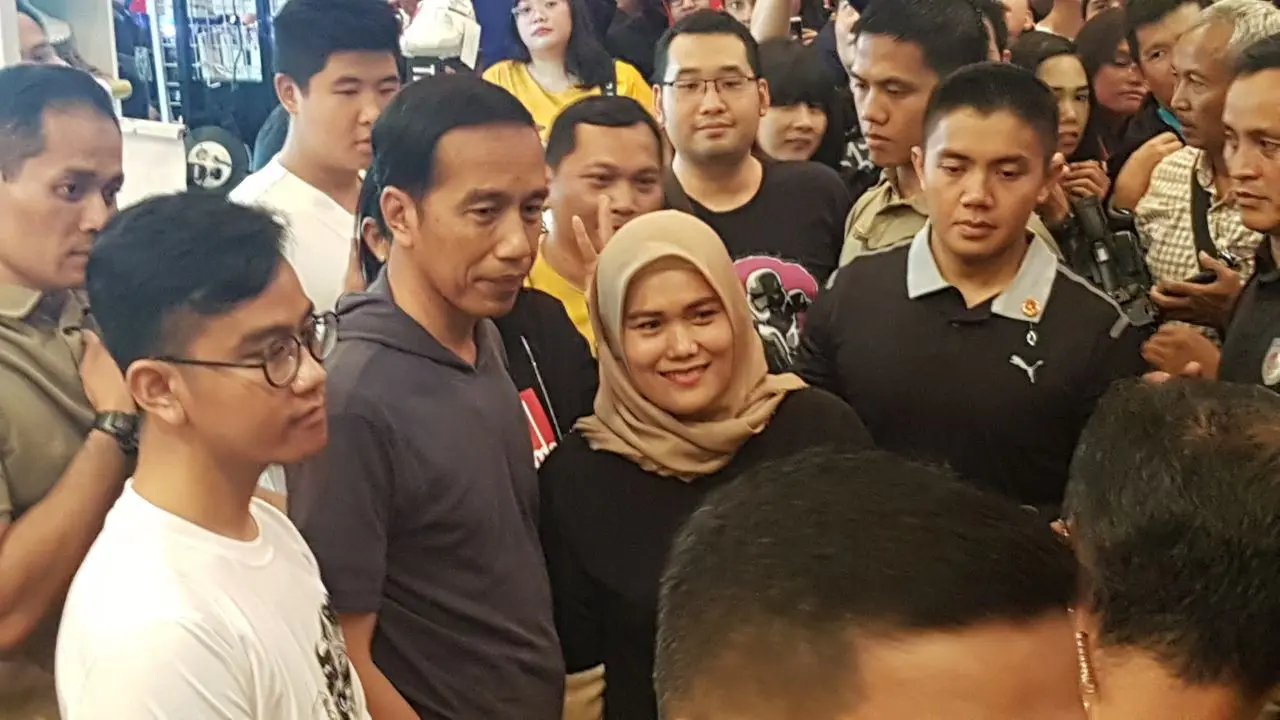 Gaya Jokowi Saat Berburu Sneakers Metallica