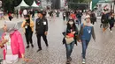 Para penonton sedang berada di area Everblast festival 2023 hari pertama di Gambir Expo Kemayoran, Jakarta Pusat, Sabtu (4/3/2023). Sejumlah artis musik dijadwalkan tampil di hari pertama festival yang digelar Akselerasi Entertainment tersebut, salah satunya adalah band Simple Plan. (Liputan6.com/Herman Zakharia)