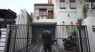 Pewarta melihat-lihat kondisi rumah Wakil Ketua KPK, La Ode Muhammad Syarif di kawasan Kalibata, Jakarta, Rabu (9/1). Sebelumnya, terjadi lemparan molotov di rumah Wakil Ketua KPK, La Ode Muhammad Syarif. (Liputan6.com/Helmi Fithriansyah)