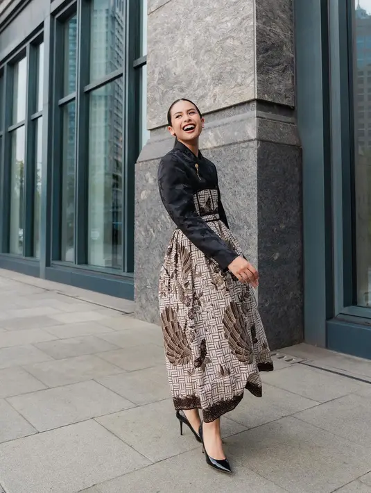 Penampilan Maudy Ayunda semakin manis dengan bros mini yang disematkan di salah satu sisi kerahnya, anting, dan high heels hitam. [Foto: Instagram/maudyayunda]