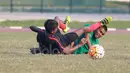 Aksi pemain Timnas Indonesia U-16 dan Timnas Pelajar U-15 pada laga uji coba di Stadion Atang Sutesna, Cijantung, Rabu (17/5/2017). Timnas U-16 menang 5-1. (Bola.com/Nicklas Hanoatubun)