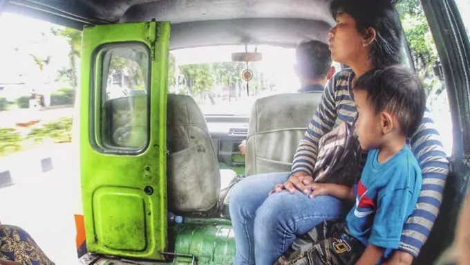 [Bintang] 5 Hal Nyebelin Saat Kamu Naik Transportasi Umum