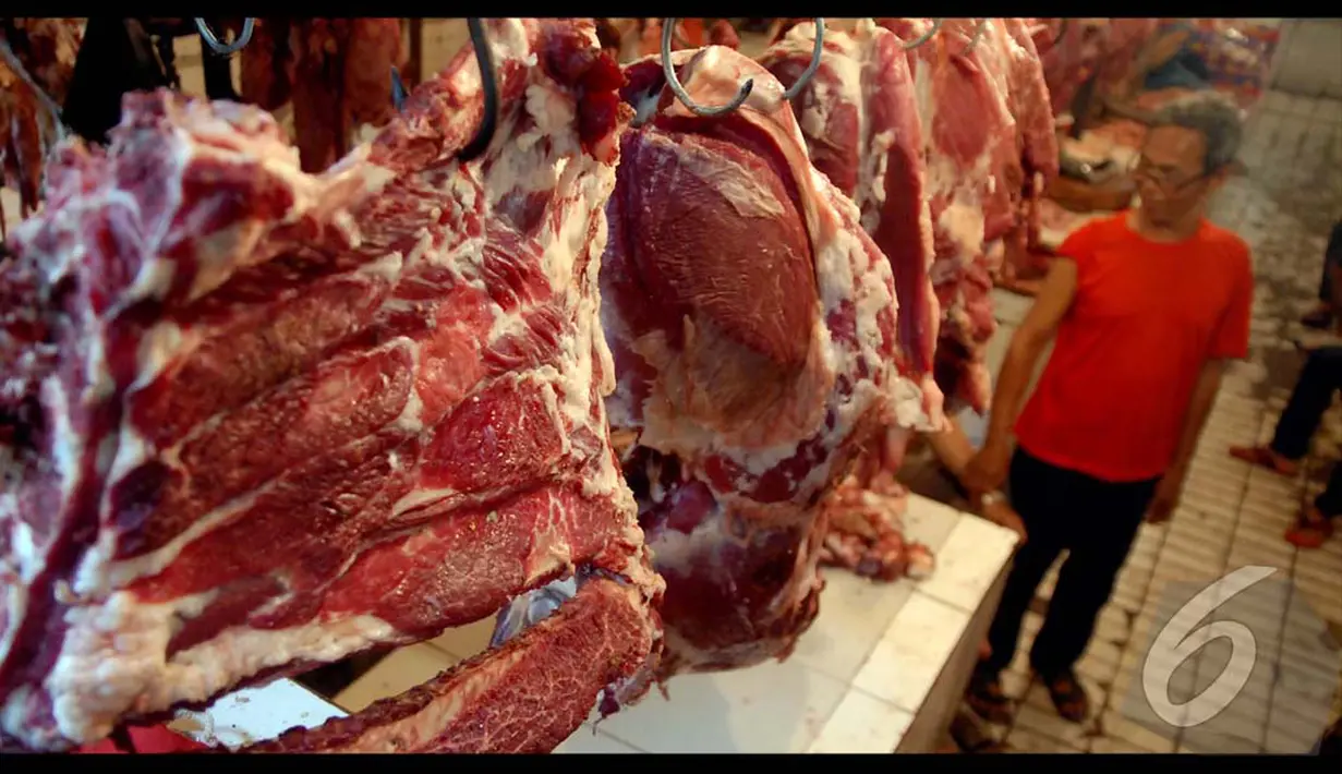 Sepekan menjelang hari raya Idul Fitri, harga daging sapi di pasar tradisional terus mengalami kenaikan (Liputan6.com/Miftahul Hayat)