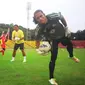 Jandia Eka Putra dan dua kiper Semen Padang lain terus digembleng, terutama latihan adu penalti, jelang pertandingan kontra Pusamania Borneo FC (Bola.com/Arya Sikumbang)