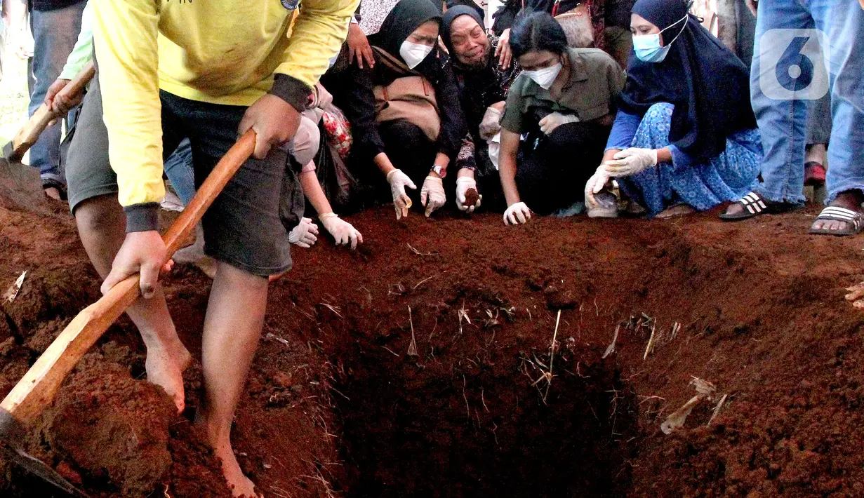 Keluarga mengikuti proses pemakaman terhadap pramugari Nam Air, Isti Yudha Prastika (34) yang menjadi korban jatuhnya pesawat Sriwijaya Air SJ 182, di TPU Pondok Petir, Depok, Sabtu (16/1/2020). Pada saat kejadian Isti dalam status sebagai penumpang Sriwijaya Air. (merdeka.com/Arie Basuki)