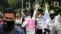 Sejumlah buruh saat melakukan aksi di depan Balai Kota DKI Jakarta, Selasa (26/10/2021). Pada aksi tersebut massa buruh menuntut kenaikan UMP 2022 sebesar 10 persen, berlakukan UMSK 2021 dan mencabut UU Omnibus Law. (Liputan6.com/Faizal Fanani)