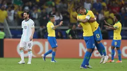 Ekspresi penyerang Argentina Lionel Messi (kiri) usai kalah dari Brasil dalam semifinal Copa America 2019 di Stadion Mineirao, Belo Horizonte, Brasil, Selasa (2/7/2019). Brasil lolos ke final Copa America 2019 setelah mengalahkan Argentina 2-0. (AP Photo/Natacha Pisarenko)