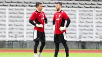 Emil Audero (kiri) dan Maarten Paes (kanan) terlihat sedang bercengkrama saat sesi latihan Timnas Indonesia di Stadion Madya, Gelora Bung Karno, Jakarta, Sabtu (22/3/2025).