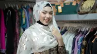 Untuk menghadiri kondangan, Anda butuh penampilan yang berbeda dari sehari-hari dengan gaya hijab ini.