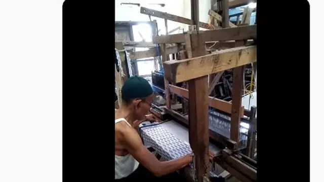 Proses tenun sarung goyor