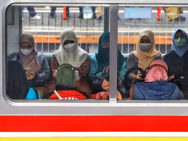 Penumpang berada di dalam kereta rel listrik (KRL) menunggu keberangkatan di Stasiun Tanah Abang, Jakarta, Rabu (17/1/2023). Jumlah penumpang kereta rel listrik (KRL) Commuterline Jabodetabek telah menembus 11 juta orang memasuki pekan ketiga Januari 2023 usai PPKM dicabut. (Liputan6.com/Angga Yuniar)