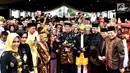 Presiden Joko Widodo saat menerima gelar Tuanku Sri Indera Utama Junjungan Negeri dari Kesultanan Deli di Istana Maimoon, Minggu (6/10). Gelar adat ini merupakan gelar bangsawan tertinggi di Kesultanan Deli. (Liputan6.com/HO/Biropers)