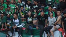 Aksi Bonek Mania saat Persebaya lawan Arema (Liputan6.com/Dimas Angga)