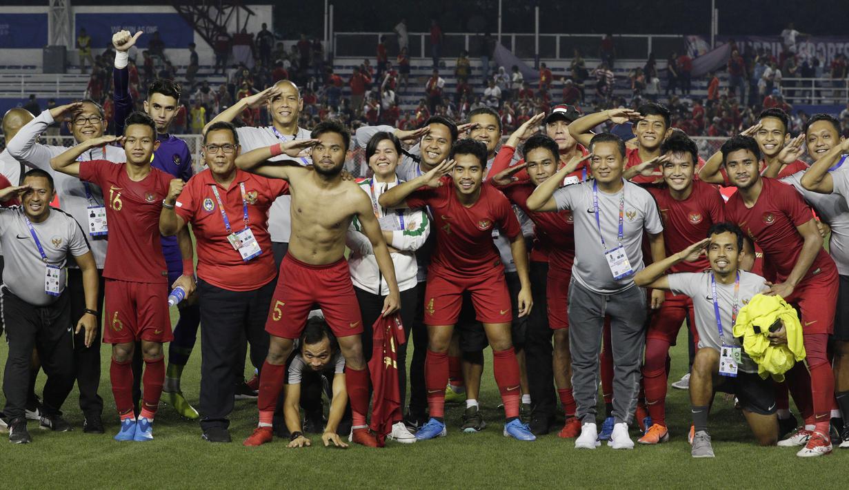 Para pemain dan official Timnas Indonesia U-22 merayakan kemenangan atas Myanmar U-22 di Stadion Rizal Memorial, Manila, Sabtu (7/12). Indonesia menang 4-2 atas Myanmar. (Bola.com/M Iqbal Ichsan)