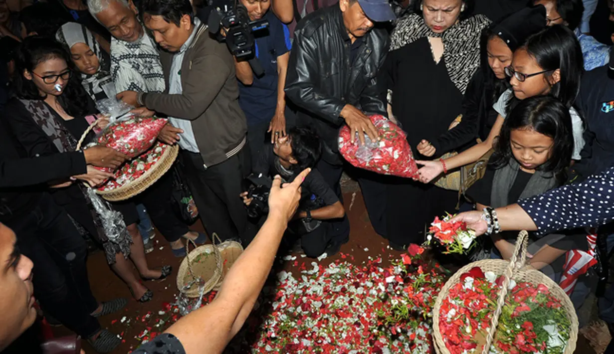 Sejumlah kerabat menaburkan bunga pada pemakaman Bambang Mustari Sadino atau akrab dipanggil Bob Sadino di TPU Jeruk Purut, Jakarta, Selasa (20/1/2015). (Liputan6.com/Miftahul Hayat)