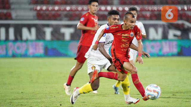 Laga Persija Jakarta kontra Persik Kediri di Stadion I Wayan Dipta Gianyar Bali