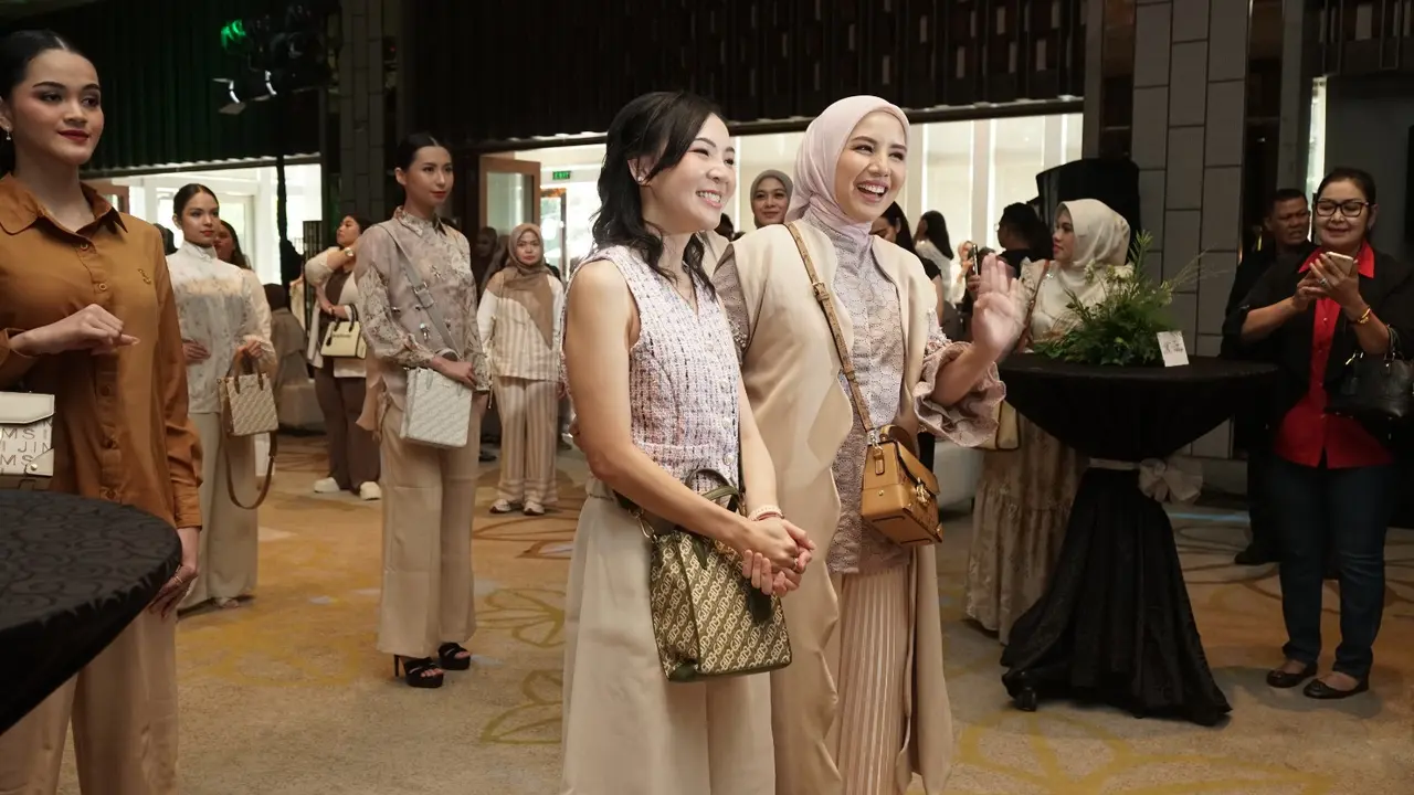 Tya Ariestya dan Jims Honey berkolaborasi membuat tas.