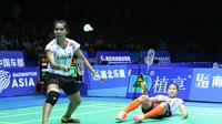 Ganda putri Indonesia Greysia Polii (terjatuh) dan Nitya Krishinda Maheswari mengembalikan bola dalam laga semifinal Badminton Asia Championships 2016 di Wuhan, Tiongkok, akhir pekan kemarin. (Liputan6.com/Humas PB PBSI)
