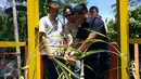 GM Planning Schedulling and Research Development SCTV, Doni Arianto (kanan) saat melakukan peresmian Jembatan Asa ke-7 di Sukaraja, Kecamatan Palas, Kabupaten Kalianda, Lampung Selatan, Minggu (13/3). (Liputan6.com/dok SCTV)