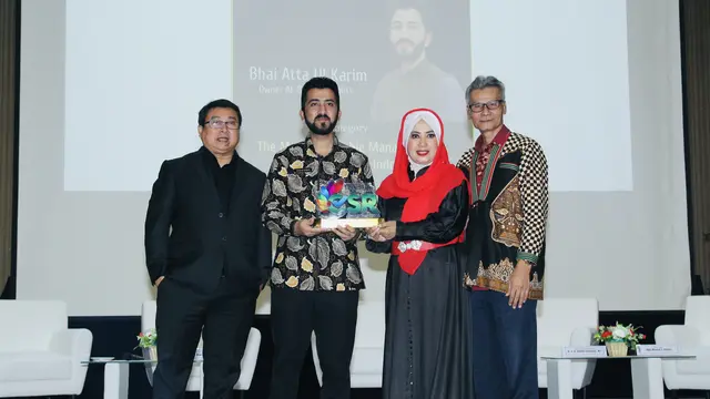 Atta Ul Karim meraih penghargaan The Great CSR Awards 2023 kategori The Most Charitable Manufacturer yang digelar di kampus Esa Unggul, Kamis (24/8/2023). (Foto: Dok. Koleksi Pribadi Atta Ul Karim)