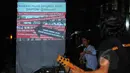 Penampilan grup band Simponi melantunkan lagu-lagu anti-korupsi di Gedung KPK, Jakarta, Rabu (4/2/2015). Kegiatan tersebut diisi dengan penampilan sejumlah kelompok musik, orasi dan diskusi seputar antikorupsi. (Liputan6.com/Faisal R Syam)