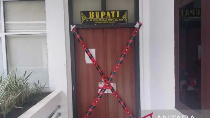 KPK OTT di Kuansing, Ruangan Bupati Suhardiman Amby Disegel