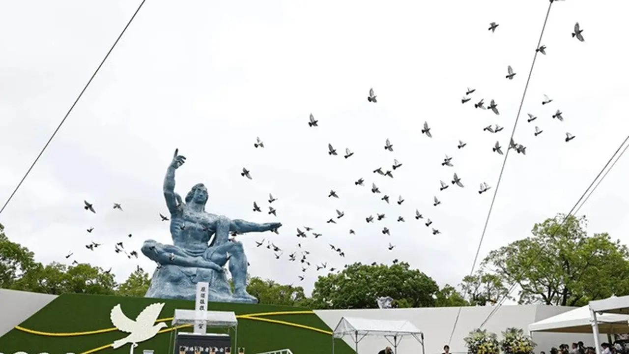 Burung merpati dilepas selama upacara peringatan 80 tahun tragedi bom atom di Taman Perdamaian di Nagasaki, Jepang, pada Sabtu, (9/8/2025).