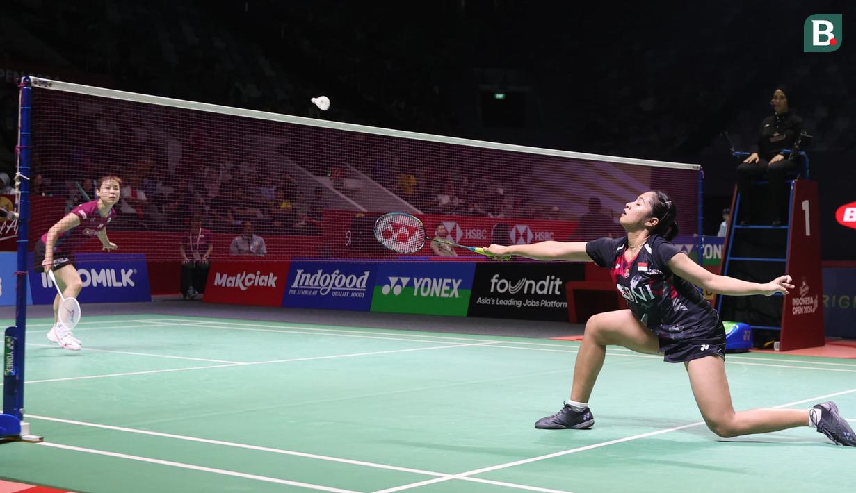 <p>Pebulu tangkis tunggal putri Indonesia, Ester Nurumi Tri Wardoyo mengembalikan bola di depan net saat menghadapi wakil Jepang, Nozomi Okuhara pada laga babak 32 besar Indonesia Open 2024 di Istora Senayan, Jakarta, Selasa (4/6/2024). Ester Nurumi Tri Wardoyo menang dua game langsung 21-17, 21-16. (Bola.com/M Iqbal Ichsan)</p>