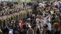 Peserta aksi massa Gerakan Nasional Kedaulatan Rakyat membuat barikade jelang membubarkan diri usai unjuk rasa di depan Gedung Bawaslu, Jakarta, Selasa (21/5/2019). Mereka meminta Bawaslu memeriksa hasil suara Pemilu 2019 yang dinilai banyak kecurangan. (Liputan6.com/Helmi Fithriansyah)