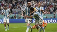 Di samping piawai mencetak gol, Lionel Messi juga subur sebagai penyumbang assist bersama Argentina di Piala Dunia. La Pulga total telah membuat 8 assist, menyamai rekor Diego Maradona. Bukan tidak mungkin Lionel Messi akan melewati raihan Diego Maradona karena masih akan tampil satu kali lagi di laga final Piala Dunia 2022. (AP Photo/Martin Meissner)