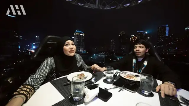 Ekspresi Aurel Hermansyah ketakutan makan di tempat tinggi