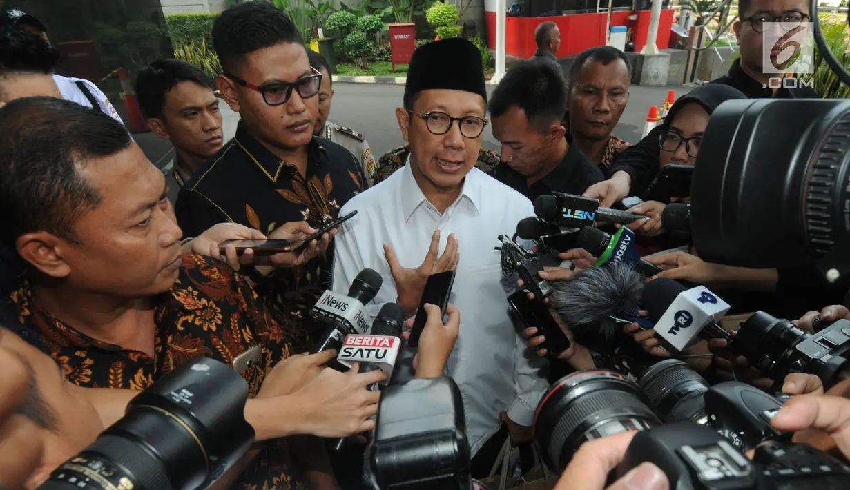 Menteri Agama Lukman Hakim Saifuddin memberikan keterangan sebelum menjalani pemeriksaan di Gedung KPK, Jakarta, Rabu (8/5/2019). Lukman diperiksa sebagai saksi kasus dugaan suap seleksi jabatan di lingkungan Kementerian Agama tahun 2018-2019 dengan tersangka Romahurmuziy. (merdeka.com/Dwi Narwoko)
