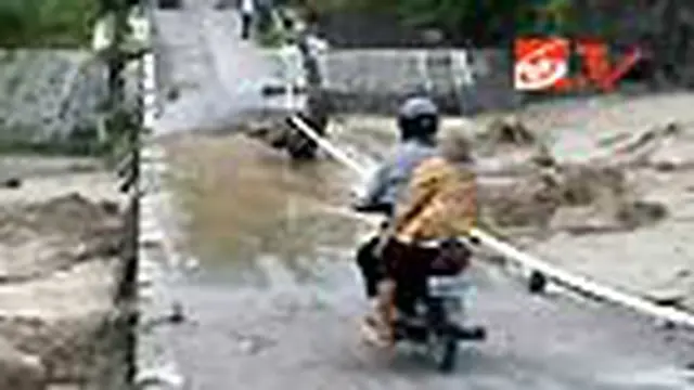 Warga Nekat Melintasi Lahar Dingin
