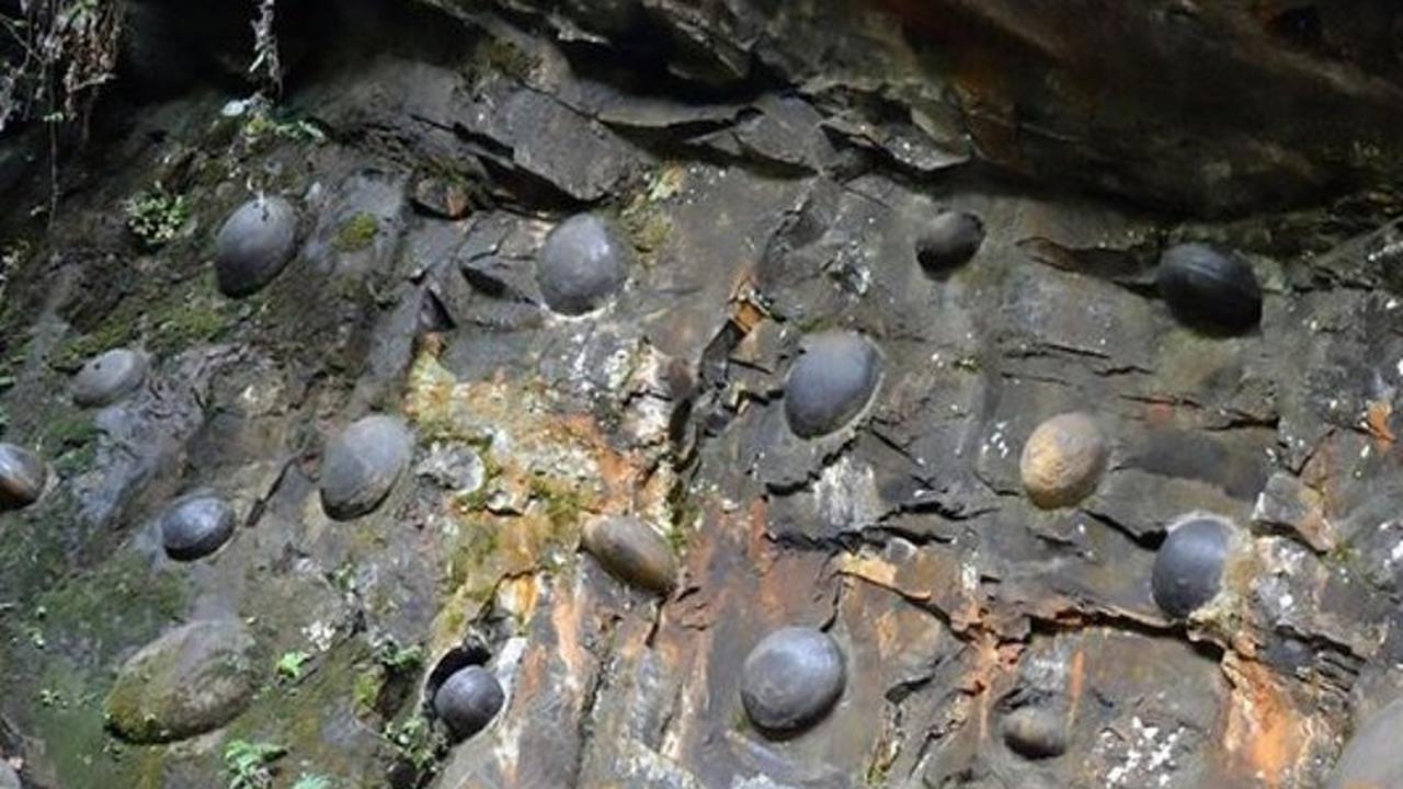 Misteri Batu Granit Raksasa yang Melahirkan Batu Anakan di Portugal