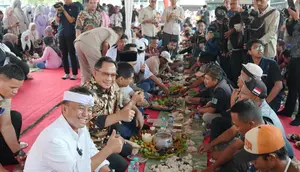 Nikmati Nasi Liwet, Mendagri Ngariung Bareng Sopir Truk Genteng di Purwakarta