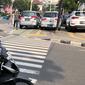 Kendaraan terparkir di sekitar trotoar kawasan Jatinegara, Jakarta, Selasa (14/7/2020). Tidak adanya sanksi tegas membuat trotoar yang telah diperlebar tersebut justru dimanfaatkan sebagai lahan parkir liar yang mengganggu ketertiban umum. (Liputan6.com/Immanuel Antonius)