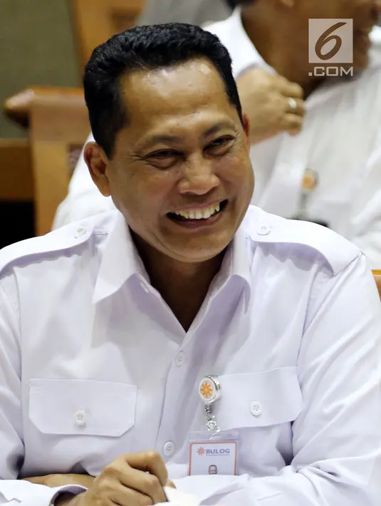 Dirut Bulog Budi Waseso mengikuti RDP dengan Komisi VI DPR terkait stok pangan di Kompleks Parlemen, Jakarta, Senin (21/5). Ini merupakan rapat perdana antara Budi Waseso yang baru diangkat sebagai Dirut Bulog dengan DPR. (Liputan6.com/Johan Tallo)