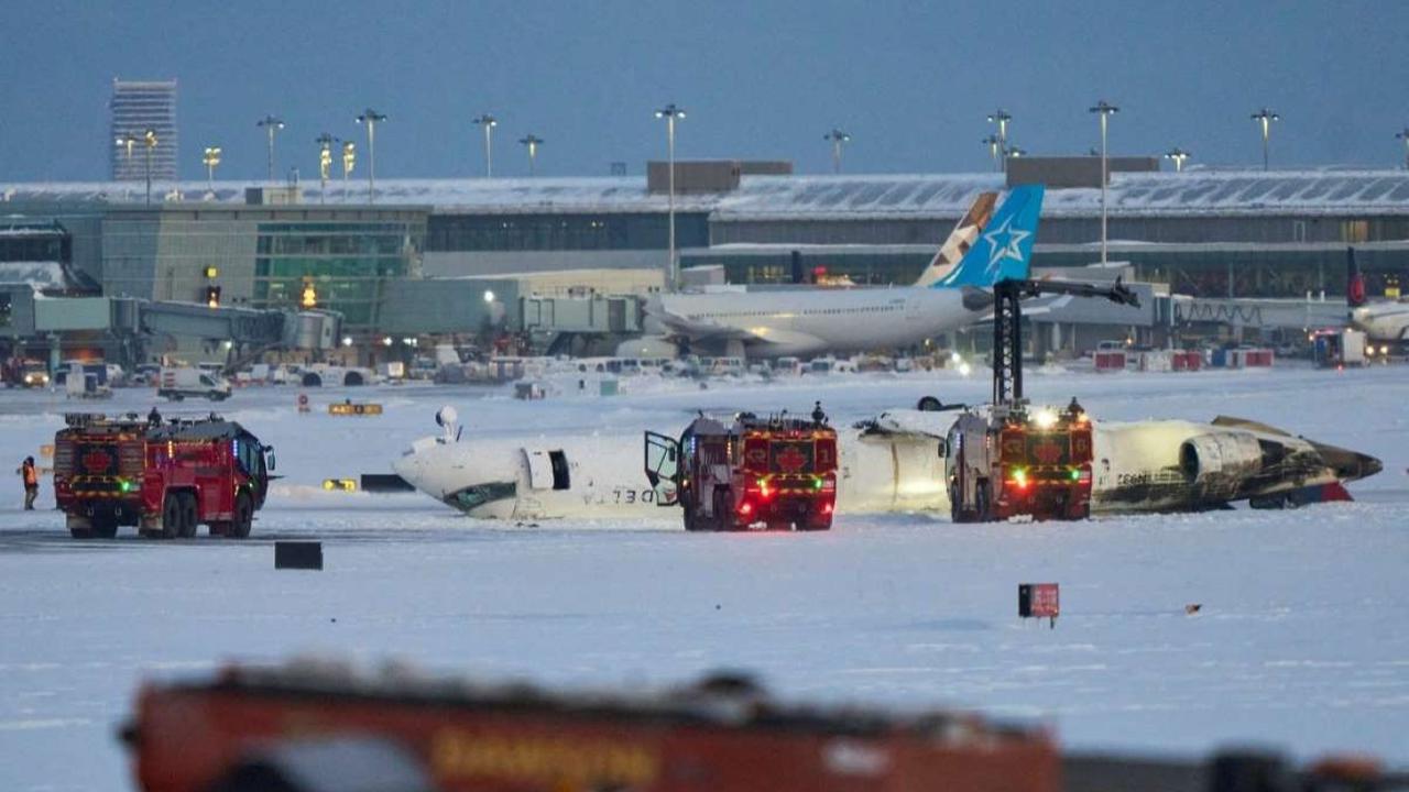 Pesawat Delta Airlines terbalik saat mendarat di Bandara Toronto Kanada