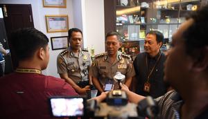 Asdep Pengelolaan Pembinaan Sentra dan SKO Kemenpora, Bayu Rahadian bersama Kabag Ren Rojianstra Staf Sumber Daya Manusia (SDM) Polri dan Kombes Pol Edy Murbowo di Ruang Rapat Deputi Bidang Pembudayaan Olahraga, Kantor Kemenpora, Jakarta.