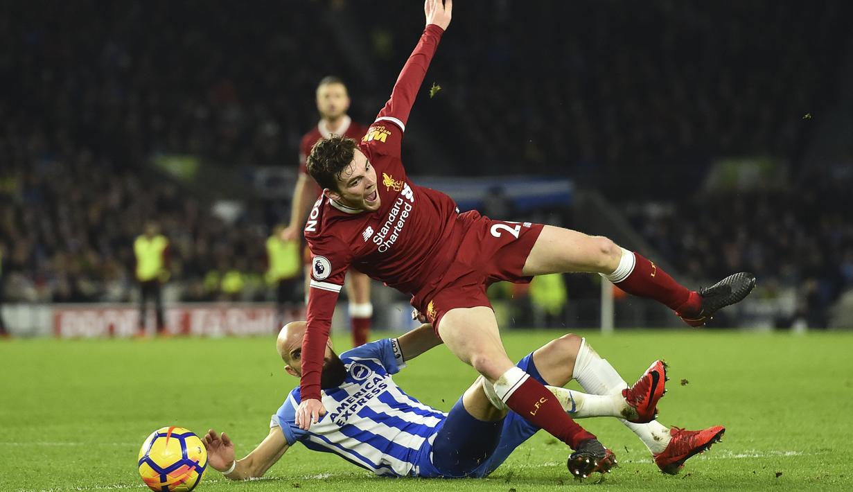 Pemain Brighton, Bruno Saltor (kiri) menghalangi pemain Liverpool, Andrew Robertson (kanan) pada laga Premier League pekan ke-15 di di American Express Community Stadium, Brighton, (2/12/2017). Liverpool menang telak 5-1. (AFP/Glyn Kirk)