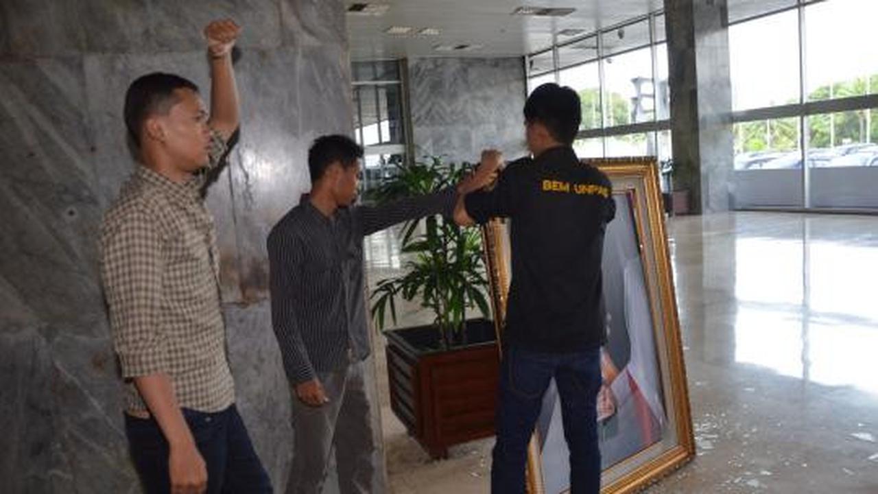 Saat mahasiswa turunkan foto SBY 