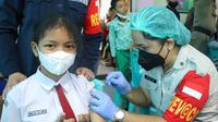Para siswa di Kota Tomohon mengikuti program vaksinasi untuk anak usia 6-11 tahun.
