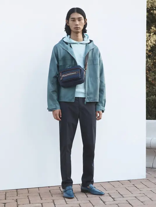 Pada tampilan paling kasualnya, Berluti mengusulkan hoodie zip-up dan celana pendek krem.