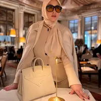 Lihat di sini gaya glamor Syahrini private shopping di Paris. [@princessyahrini].