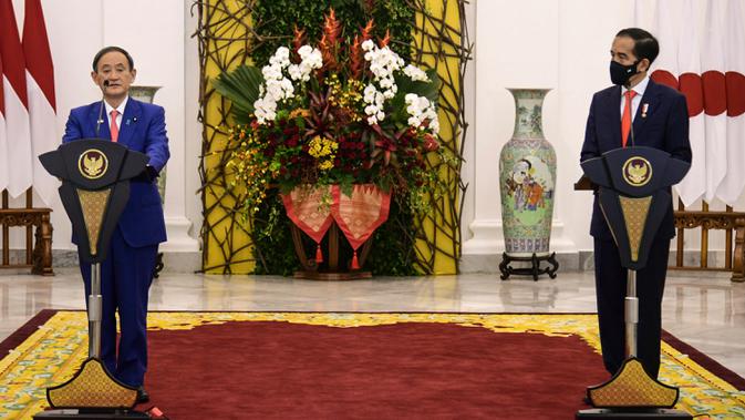 Presiden Joko Widodo dan Perdana Menteri Jepang Yoshihide Suga menggelar konferensi pers bersama saat menerima kunjungan kenegaraan di Istana Bogor, Selasa (20/10/2020). Lawatan kenegaraan tersebut dalam rangka meningkatkan hubungan bilateral antar kedua negara. (INDONESIAN PRESIDENTIAL PALACE/AFP)